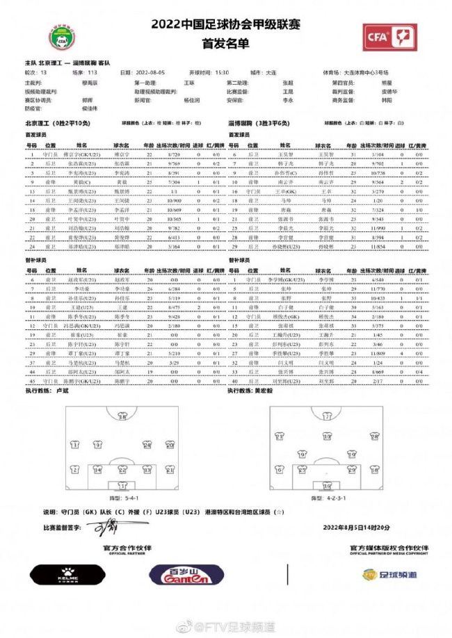 此时，车窗微微放下一条缝隙，他便弯下腰、低声对着缝隙里说了几句话。